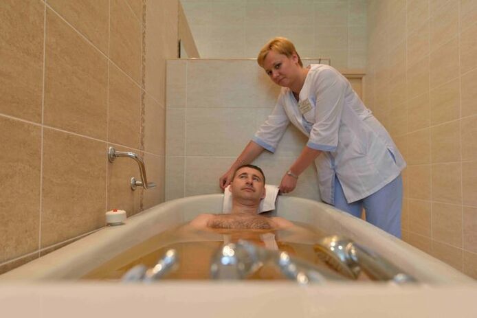 luând o baie cu ac de la un bărbat, utilizat pentru tratarea prostatitei