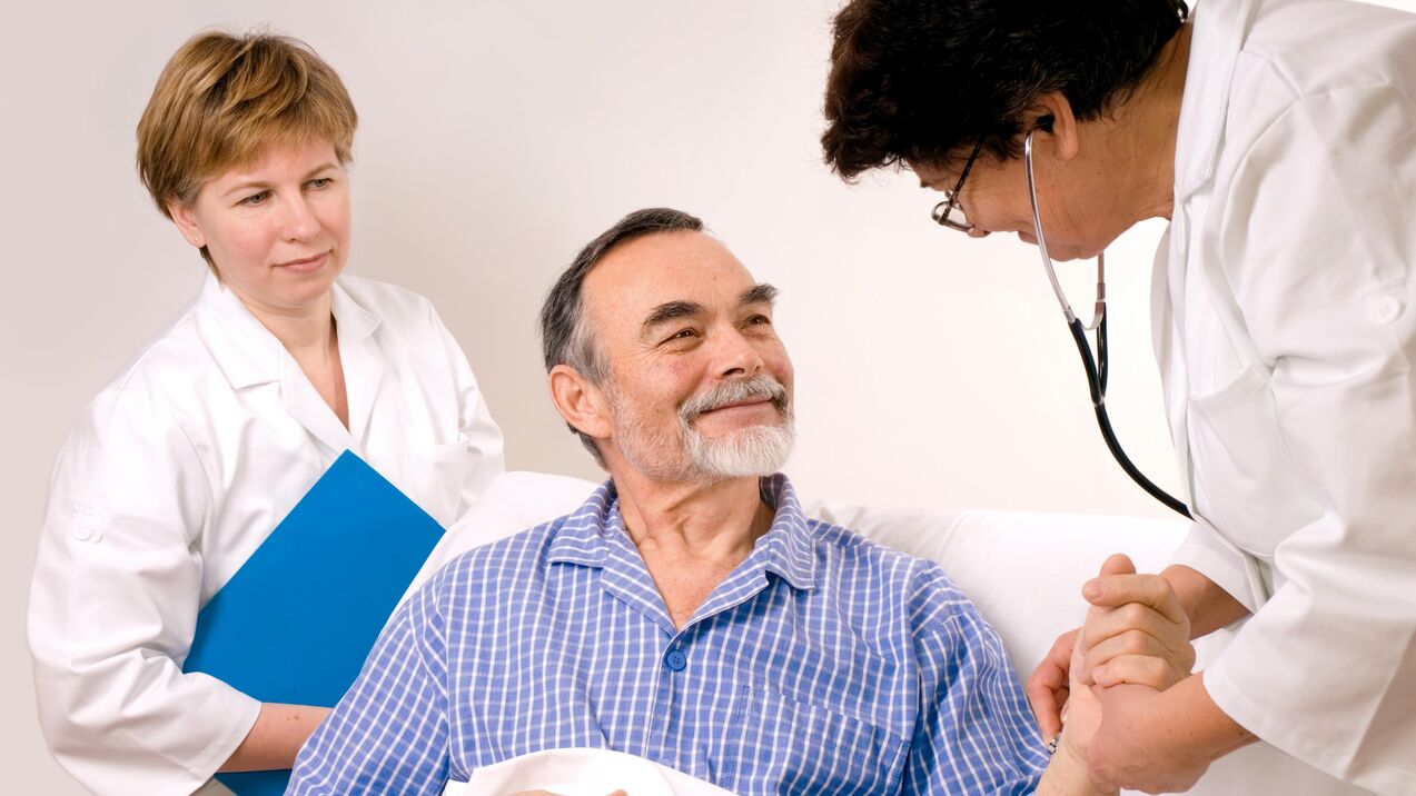 Medicul tratează pacientul pentru prostatită